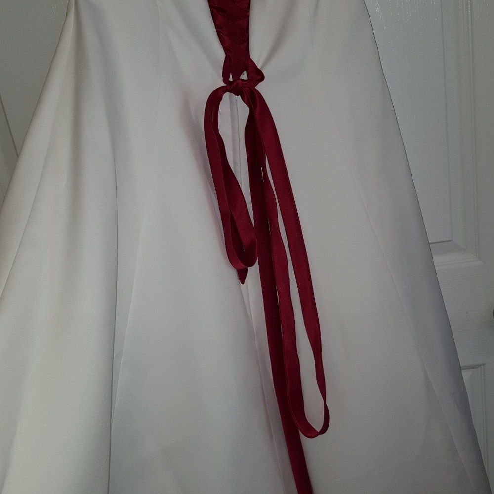BEAUTIFUL WEDDING DRESS! - Picture 2 of 5